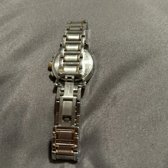 Bulova silver/ gold watch - Picture 2 of 6